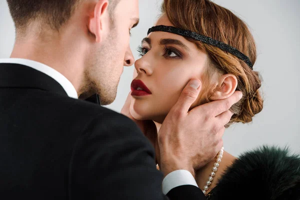 Foyer sélectif de la femme attrayante regardant bel homme isolé sur blanc — Photo de stock