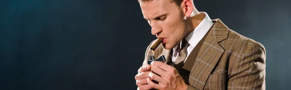 Plan panoramique de gangster fumant cigare sur noir — Photo de stock