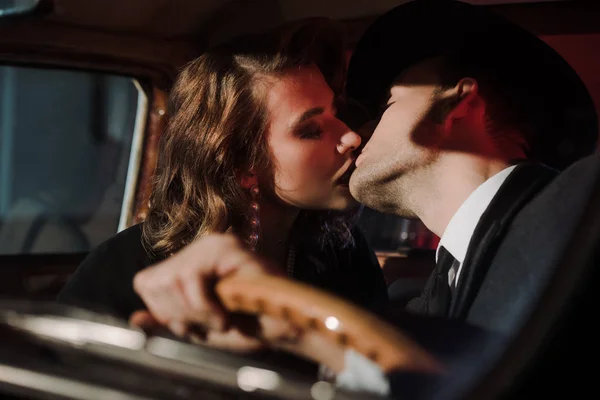 Selektiver Fokus des sich küssenden Paares im Retro-Auto — Stockfoto