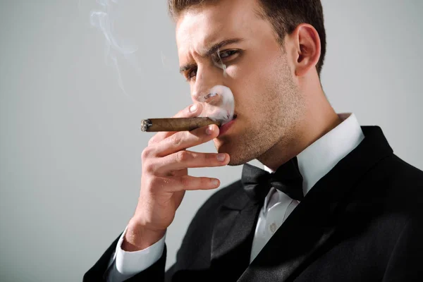 Bel homme riche fumant cigare isolé sur gris — Photo de stock