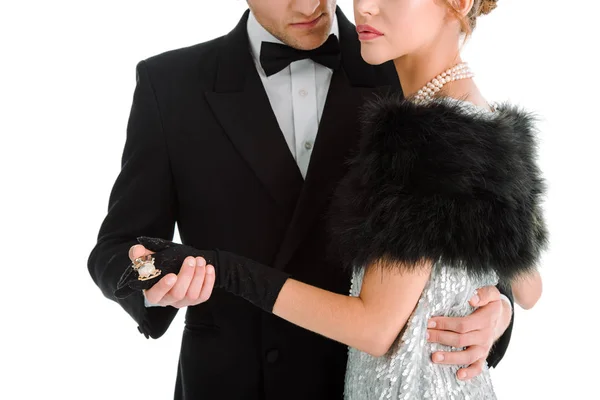 Vista recortada del aristocrático hombre y mujer tomados de las manos aislados en blanco - foto de stock