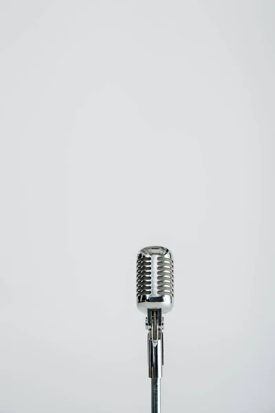 Microphone vintage isolé sur gris avec espace de copie — Photo de stock