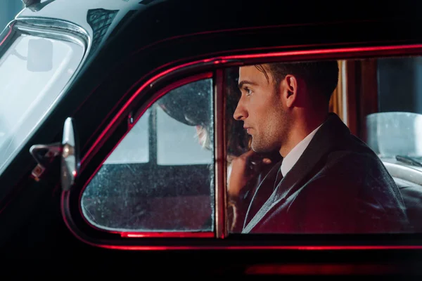 Вид збоку чоловіка, що сидить у ретро-автомобілі — стокове фото