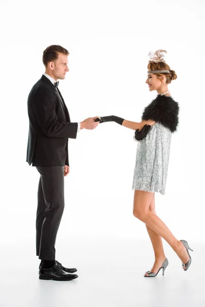 Visão lateral do casal alegre que mantém as mãos isoladas no branco — Fotografia de Stock