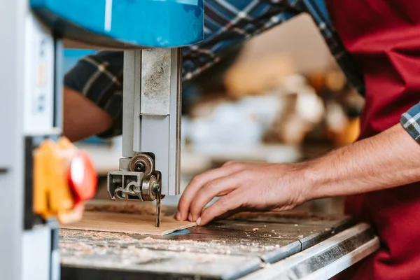 Selective focus of carpenter using electric woodworking — Stock Photo