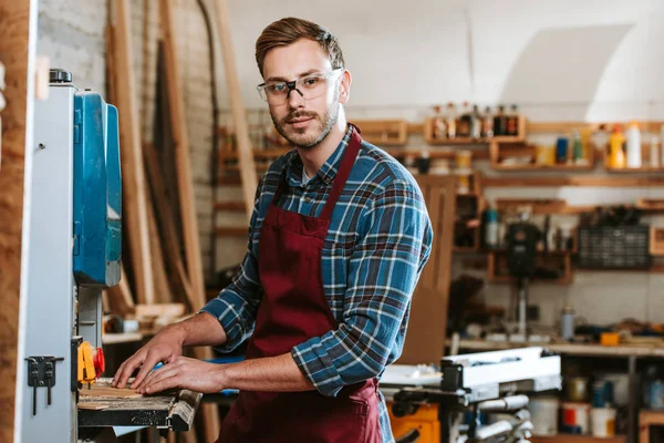 Focus selettivo di bell'uomo in maschera e grembiule in officina — Foto stock