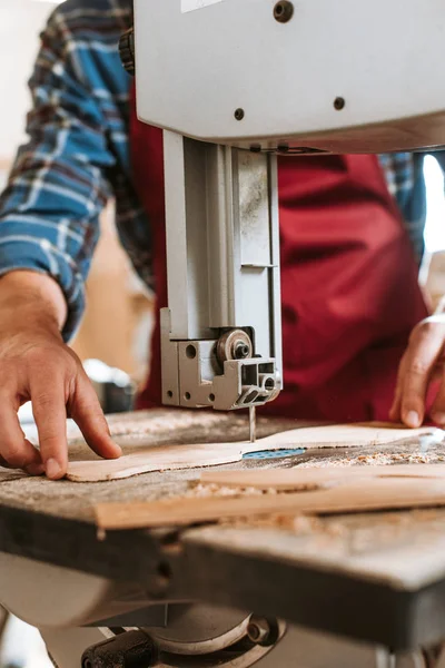 Vista cortada de carpinteiro usando máquina cnc na oficina — Fotografia de Stock