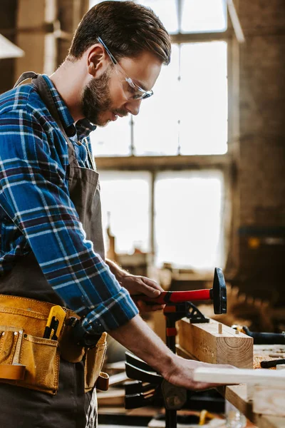 Vue latérale du marteau charpentier dans l'atelier — Photo de stock