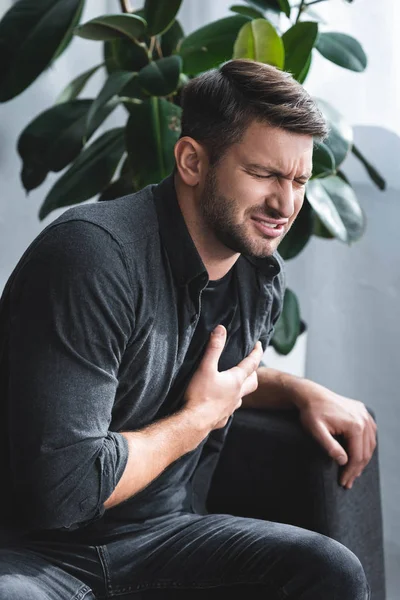 Schöner Mann im Hemd hat Herzinfarkt in Wohnung — Stockfoto