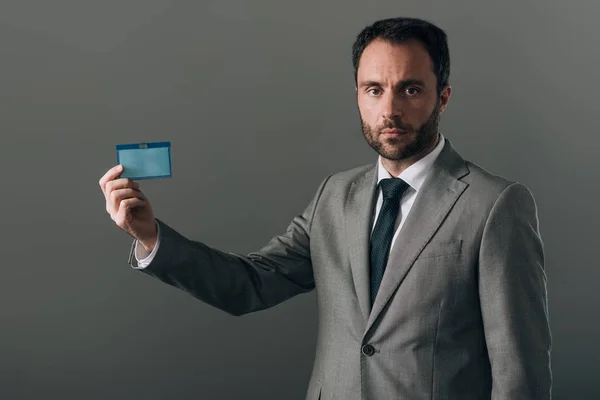 Uomo in giacca e cravatta con spazio copia isolato su grigio — Foto stock