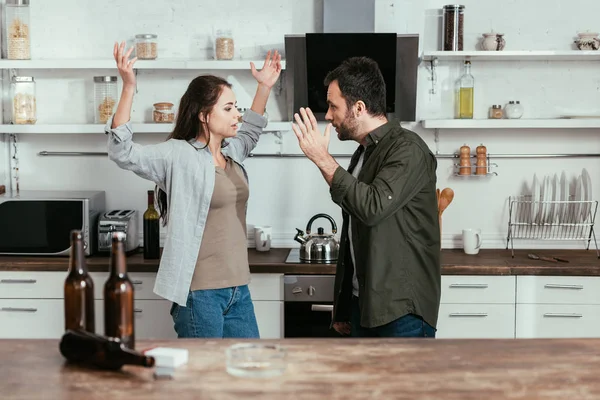 Selektiver Fokus einer wütenden Frau im Streit mit ihrem alkoholabhängigen Ehemann — Stockfoto