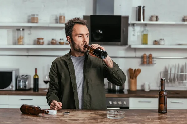 Homem com álcool dependia de beber cerveja na cozinha — Fotografia de Stock