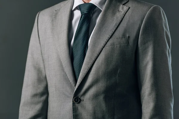 Обрізаний вид чоловіка в костюмі ізольований на сірому — стокове фото