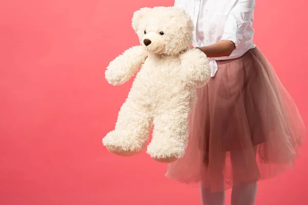 Vue recadrée de la femme tenant l'ours en peluche isolé sur rose — Photo de stock