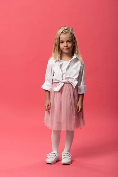 Cute and smiling kid looking at camera on pink background — Stock Photo