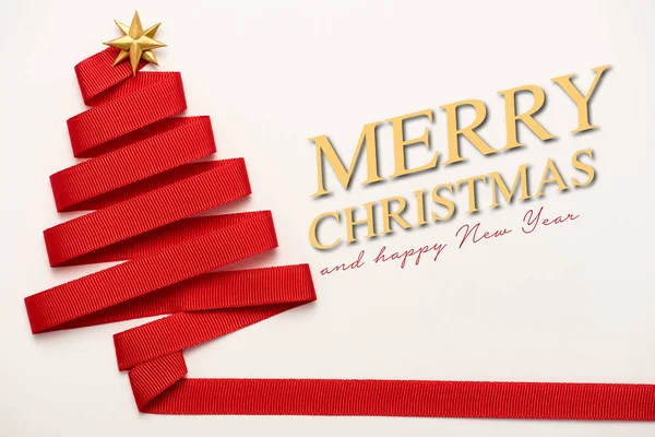 Vista superior de la cinta roja con arco de forma de estrella cerca de feliz Navidad y feliz año nuevo letras en blanco - foto de stock