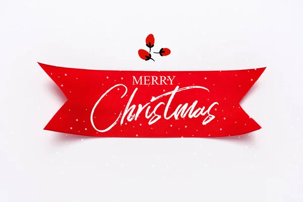 Vista superior de la cinta roja del satén con las letras alegres de Navidad en blanco - foto de stock