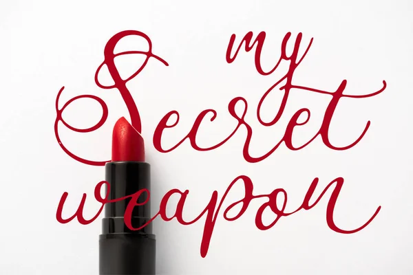 Vue du haut du tube noir avec rouge à lèvres rouge près de mes lettres d'armes secrètes sur blanc — Photo de stock