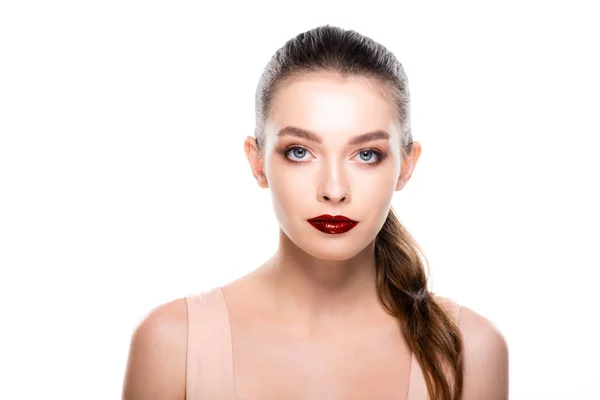 Belle jeune femme avec lèvres rouges et maquillage regardant caméra isolée sur blanc — Photo de stock