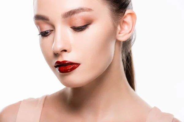 Hermosa joven con maquillaje y labios rojos brillantes aislados en blanco — Stock Photo