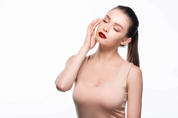 Attraente giovane donna toccare il viso con gli occhi chiusi isolati su bianco — Foto stock