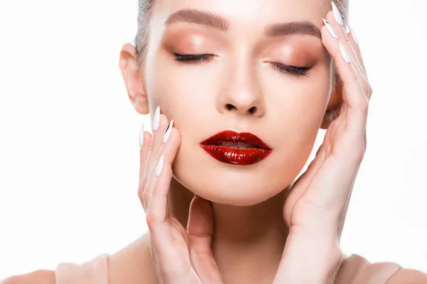 Belle jeune femme touchant le visage avec les yeux fermés isolé sur blanc — Photo de stock