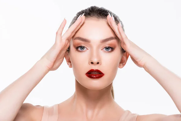 Chica atractiva con labios rojos tocando la frente aislada en blanco - foto de stock