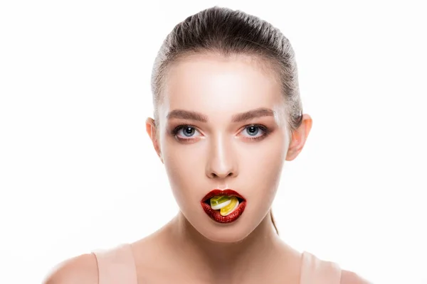 Chica atractiva con maquillaje y labios rojos comiendo caramelos aislados en blanco - foto de stock