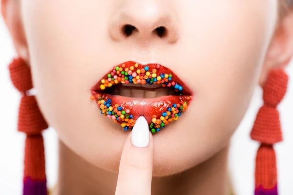 Vista recortada de la niña tocando los labios, decorado con cuentas aisladas en blanco - foto de stock