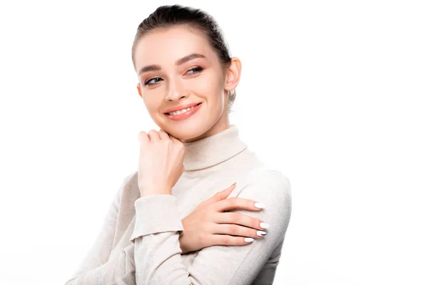 Menina sorridente com maquiagem natural tocando rosto e olhando para longe isolado no branco — Fotografia de Stock