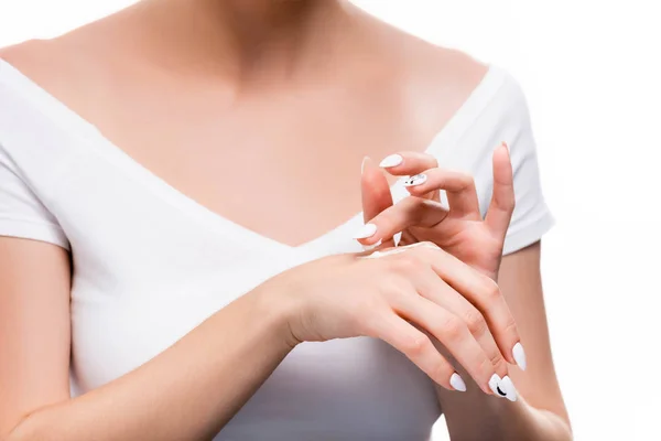 Vista ritagliata della giovane donna che applica la crema per le mani isolata sul bianco — Foto stock