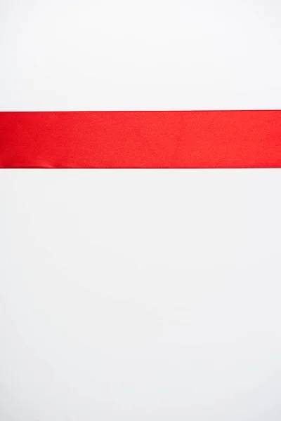 Vista dall'alto del nastro rosso piatto isolato su bianco — Foto stock