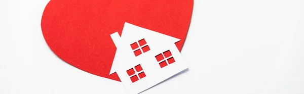 Панорамный снимок бумажного дома на белом и красном — стоковое фото
