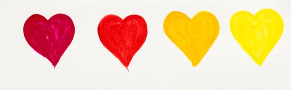 Plano panorámico de corazones pintados y coloridos aislados en blanco - foto de stock