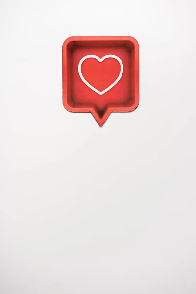 Vista superior de la burbuja de habla roja con el corazón aislado en blanco - foto de stock