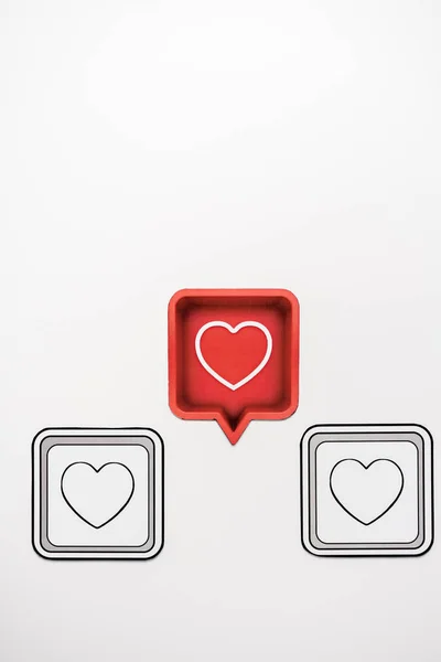 Top view of red speech bubble with heart near black cubes isolated on white — Stock Photo