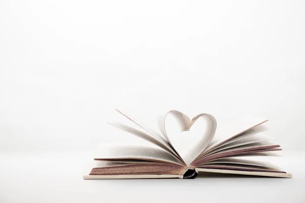 Livre avec des pages en forme de coeur sur blanc — Photo de stock