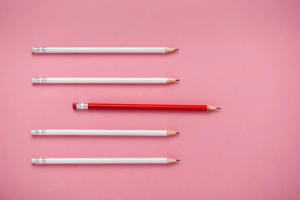 Vue de dessus des crayons aiguisés isolés sur rose — Photo de stock