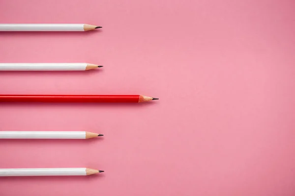 Vue de dessus des crayons blancs et rouges affûtés isolés sur rose — Photo de stock