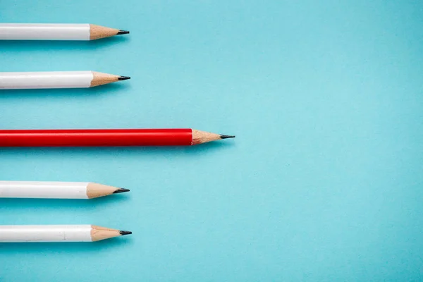 Vue de dessus des crayons aiguisés isolés sur bleu — Photo de stock