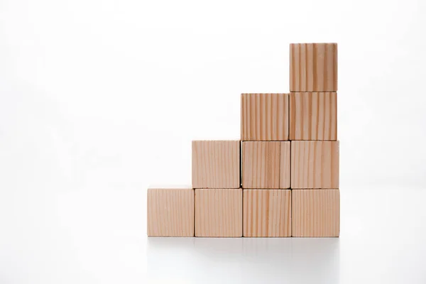 Cubes en bois sur blanc avec espace de copie — Photo de stock