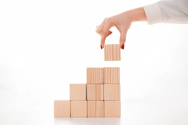 Vista recortada de la mujer de negocios sosteniendo cubo de madera en blanco - foto de stock