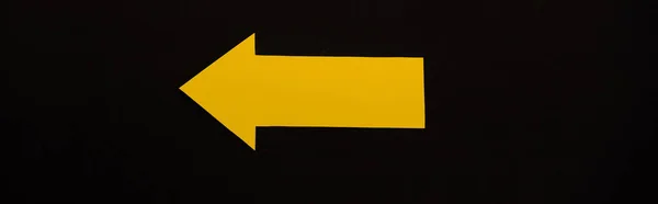 Panoramabild des gelben Richtungspfeils isoliert auf schwarz — Stockfoto