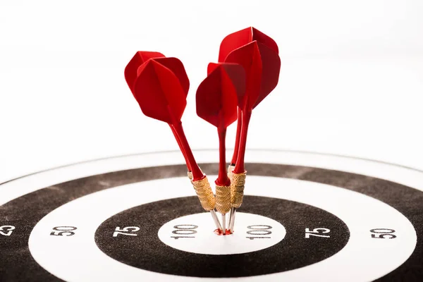 Nahaufnahme einer schwarz-weißen Dartscheibe mit roten Pfeilen auf weißem Hintergrund — Stockfoto