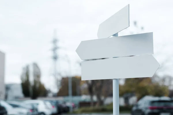 Flèches directionnelles blanches et vides sur la rue — Photo de stock