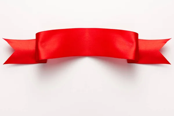 Vista dall'alto di raso e nastro rosso su bianco — Foto stock