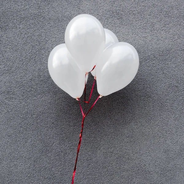 Balões de festa branco e decorativo em cinza — Fotografia de Stock