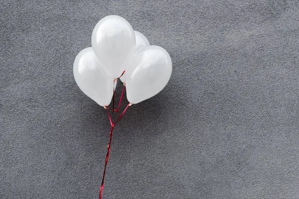 Ballons blancs et décoratifs sur gris avec espace de copie — Photo de stock