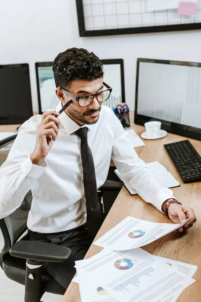 Vue grand angle de commerçant bi-racial coûteux regardant le papier — Photo de stock