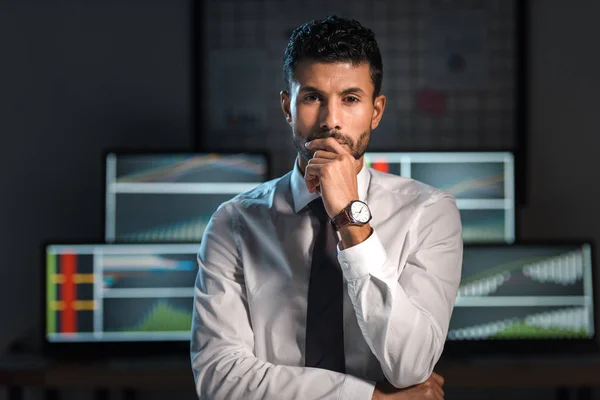 Nachdenklicher und gutaussehender bi-rassischer Händler, der im Büro in die Kamera schaut — Stockfoto